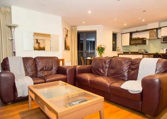 Spacous Escape 3br Ensuited Free Parking Apartment *